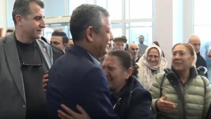 Deprem bölgesinde duygusal anlar: Vatandaş Özgür Özel'e sarılıp ağladı