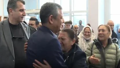 Deprem bölgesinde duygusal anlar: Vatandaş Özgür Özel'e sarılıp ağladı