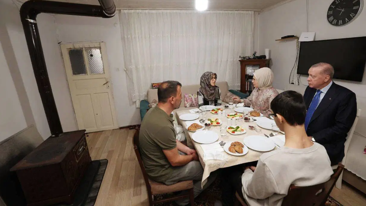 Erdoğan’ın İstanbul’da gerçekleştirdiği iftar ziyaretinde sobalı ev ayrıntısı gündem oldu