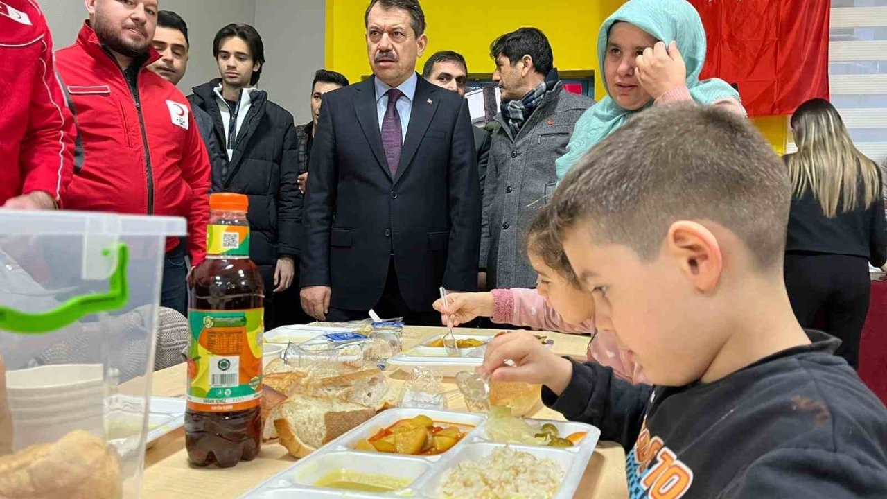 İzmir’de örnek proje: Yükümlüler her gün 2 bin kişiye iftar hazırlıyor