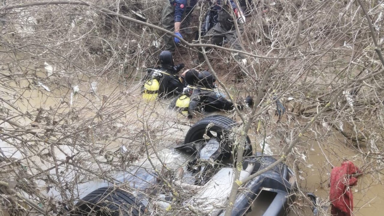 İzmir’de otomobil dereye uçtu: 2 kız kardeş hayatını kaybetti