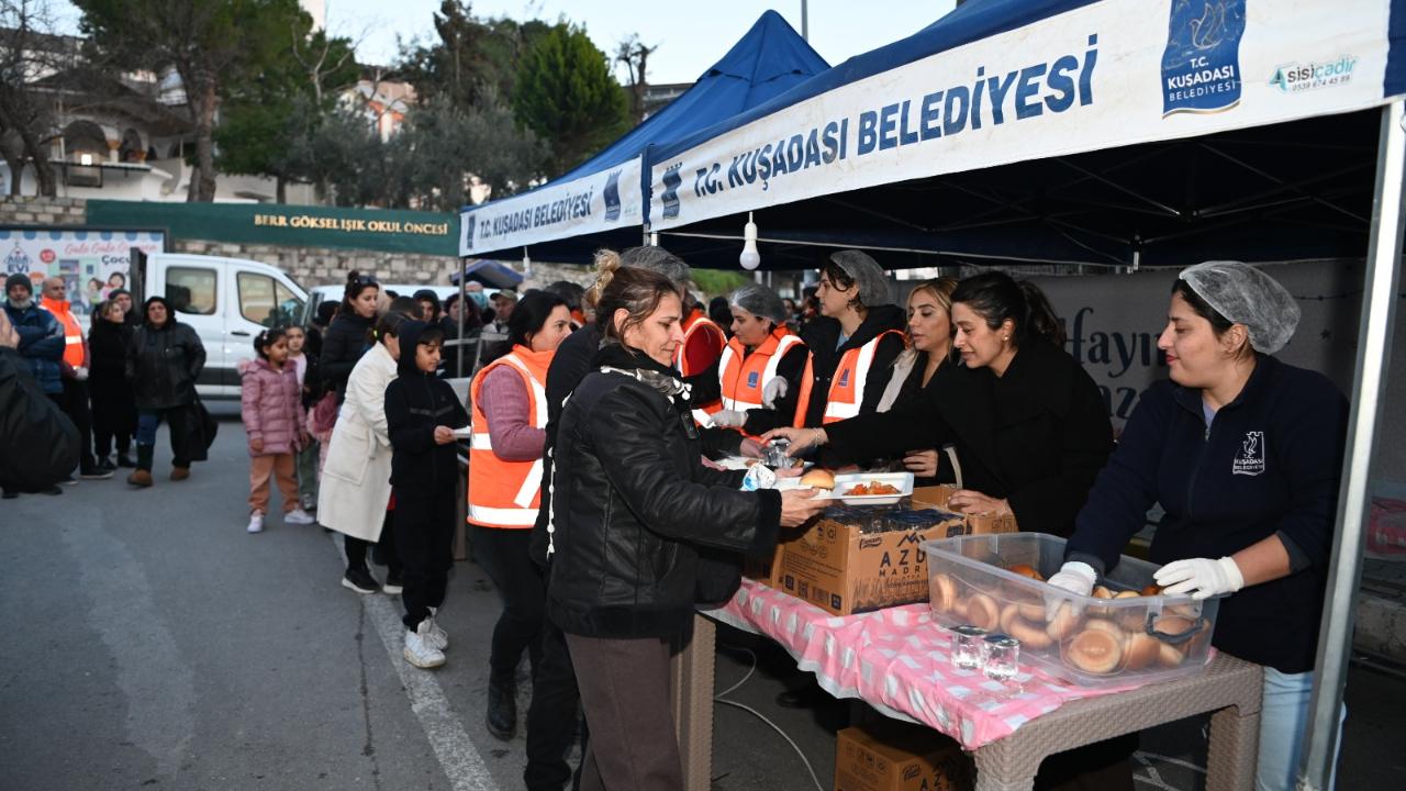 Kuşadası Belediyesi tarafından Ramazan ayının 2’nci iftar yemeği, Cumhuriyet Mahallesi’nde düzenlendi.