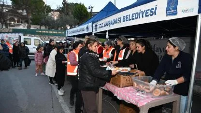 Kuşadası Belediyesi tarafından Ramazan ayının 2’nci iftar yemeği, Cumhuriyet Mahallesi’nde düzenlendi.