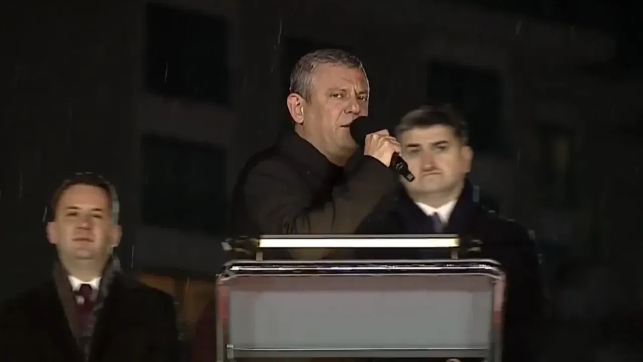 Özgür Özel, CHP'nin son ilçe mitingini gerçekleştiriyor: Ahlaki üstünlük bizdedir