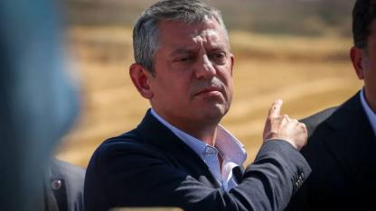 Özgür Özel'den Erdoğan'a vergi hatırlatması: Yurttaş deprem konutlarını ödedi, senetleri yırtıp at