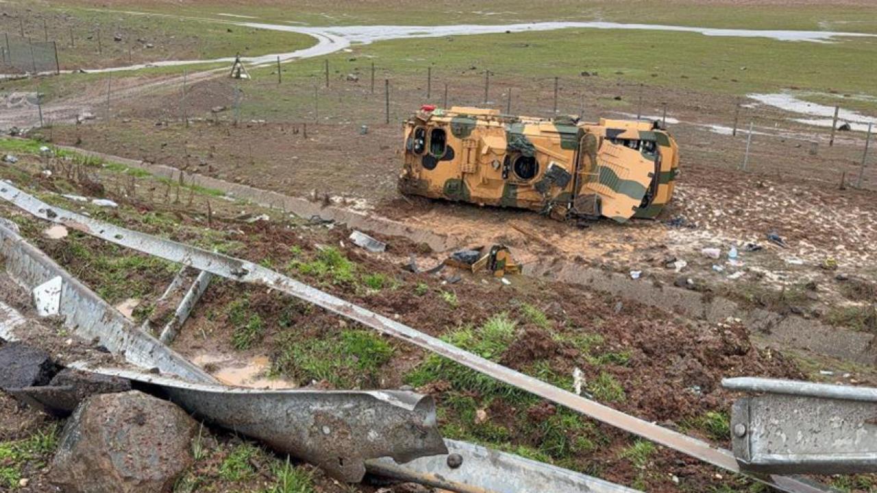 TAG Otoyolu’nda kontrolden çıkan askeri araç devrildi: 10 asker yaralandı