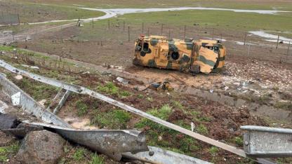 TAG Otoyolu’nda kontrolden çıkan askeri araç devrildi: 10 asker yaralandı