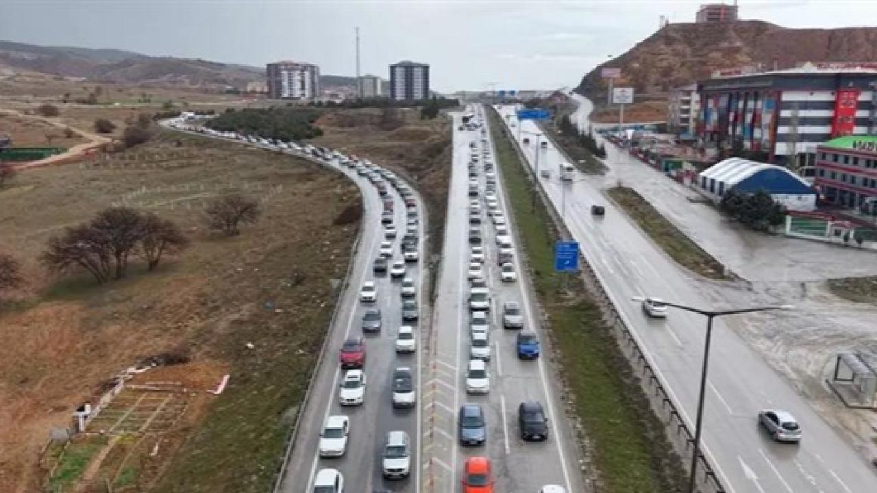 43 ilin geçiş noktasında yoğun trafik! Tatilciler dönüşe geçti
