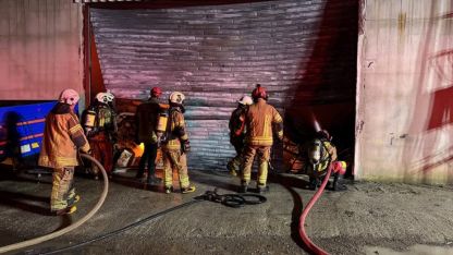 İzmir'de mobilya atölyesinde çıkıp depoya sıçrayan yangın kontrol altına alındı