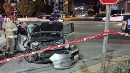 İzmir’de motosiklet ile otomobil çarpıştı: 1 ölü, 2 yaralı