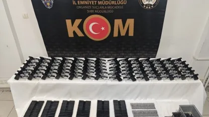 İzmir merkezli suç örgütüne yönelik operasyonda yakalanan 10 şüpheli tutuklandı