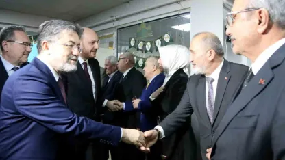 Bakan Yumaklı, huzurevindeki kadınların 8 Mart Dünya Kadınlar Günü’nü kutladı