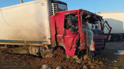İran’da yeri delen füzenin şarapnel parçasının isabet etmesiyle genç şoföre mezar olan tırın görüntüsü ortaya çıktı