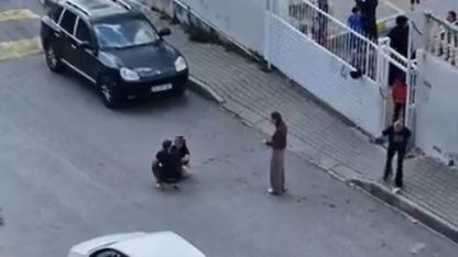 Sokak ortasında karısını dövdü, okuldaki çocuklar izledi