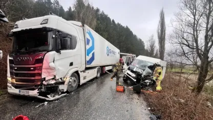 Ödemiş'te tırla çarpışan minibüsteki 2 kişi yaralandı