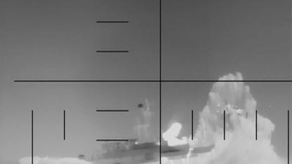 ABD, İran’a ait savaş gemisinin torpido ile vurulma anlarını paylaştı