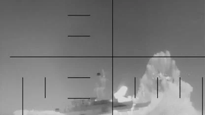 ABD, İran’a ait savaş gemisinin torpido ile vurulma anlarını paylaştı