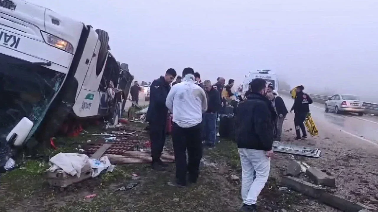 Adana'da yolcu otobüsü devrildi: 2 ölü, 23 yaralı