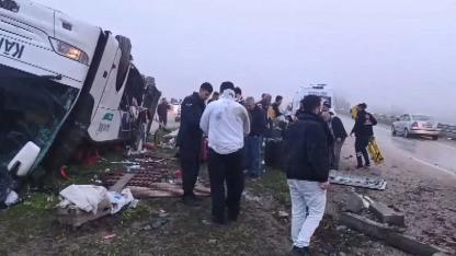 Adana'da yolcu otobüsü devrildi: 2 ölü, 23 yaralı