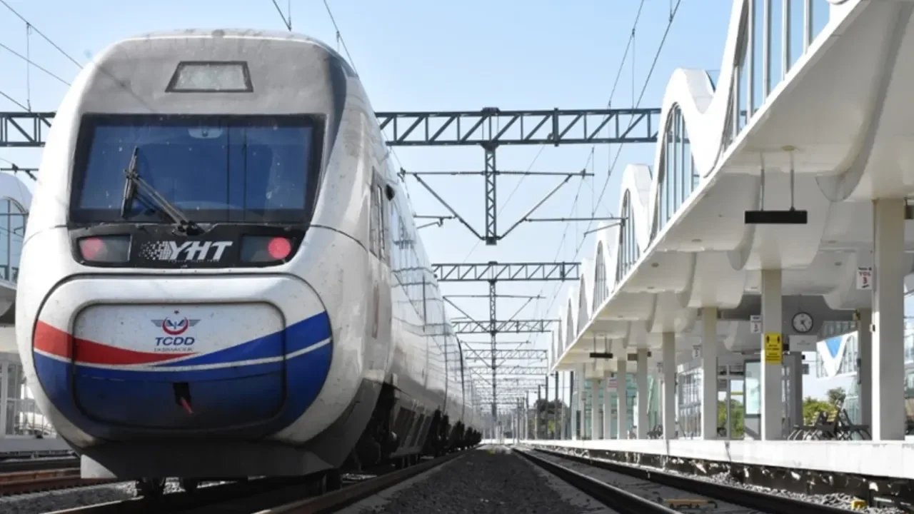 Bayramda trenle gidecekler dikkat: YHT'ye ek seferler geliyor