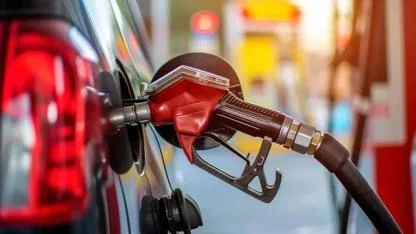 Benzin ve motorine zam geldi