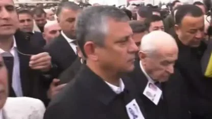 Cenaze töreninde dikkat çeken anlar! Özgür Özel, Devlet Bahçeli'yi aracına kadar uğurladı