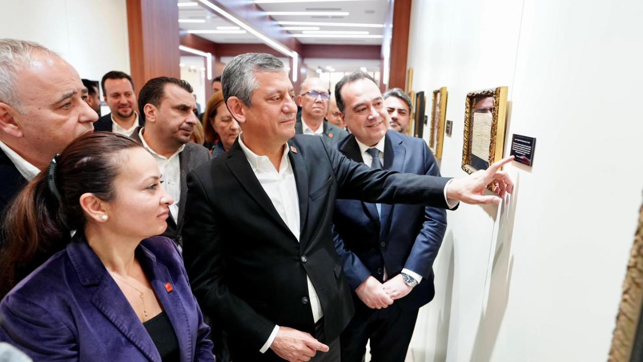 CHP Genel Başkanı Özgür Özel “Sarışın Bir Kurt” Sergisini Gezdi