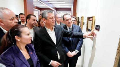 CHP Genel Başkanı Özgür Özel “Sarışın Bir Kurt” Sergisini Gezdi