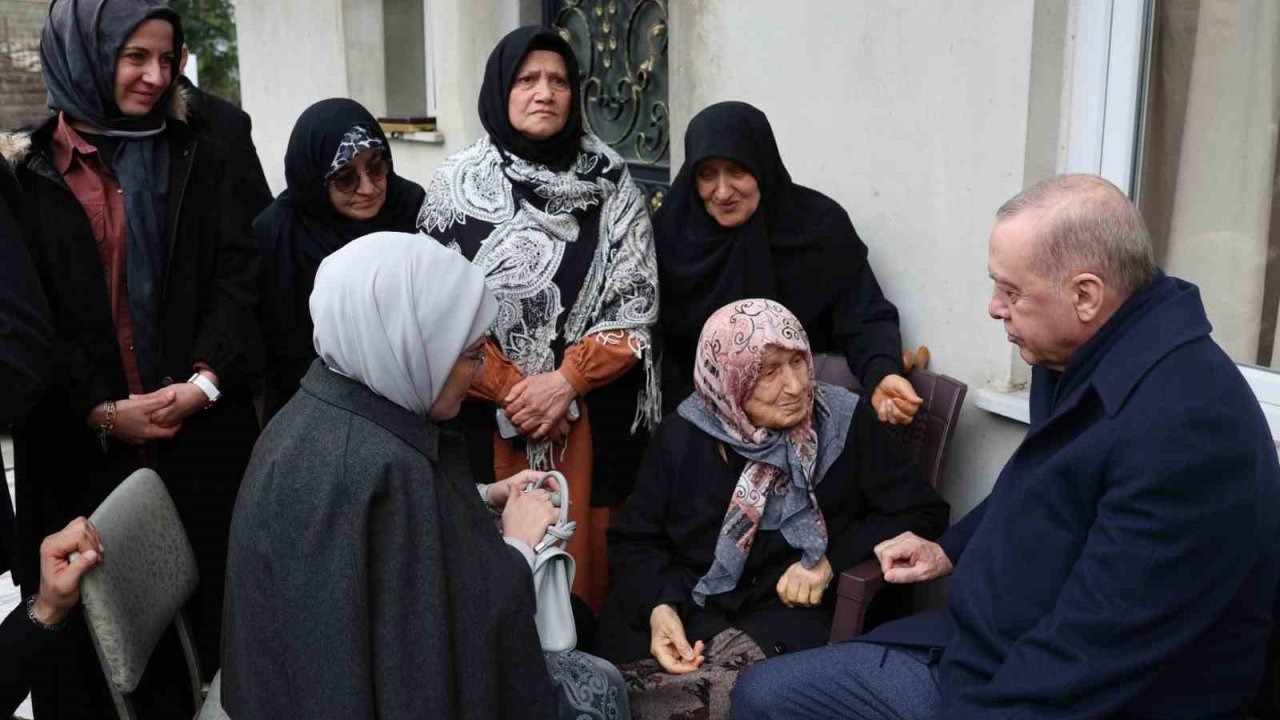 Cumhurbaşkanı Erdoğan, Rize’de komşularıyla bayramlaştı