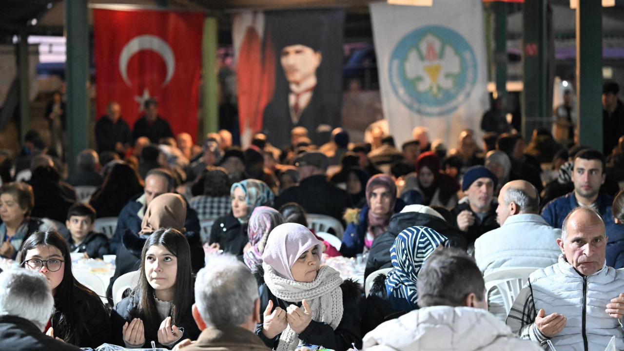 Demirci’deki İftar Sofrası Birlik ve Bereketi Aynı Sofrada Buluşturdu