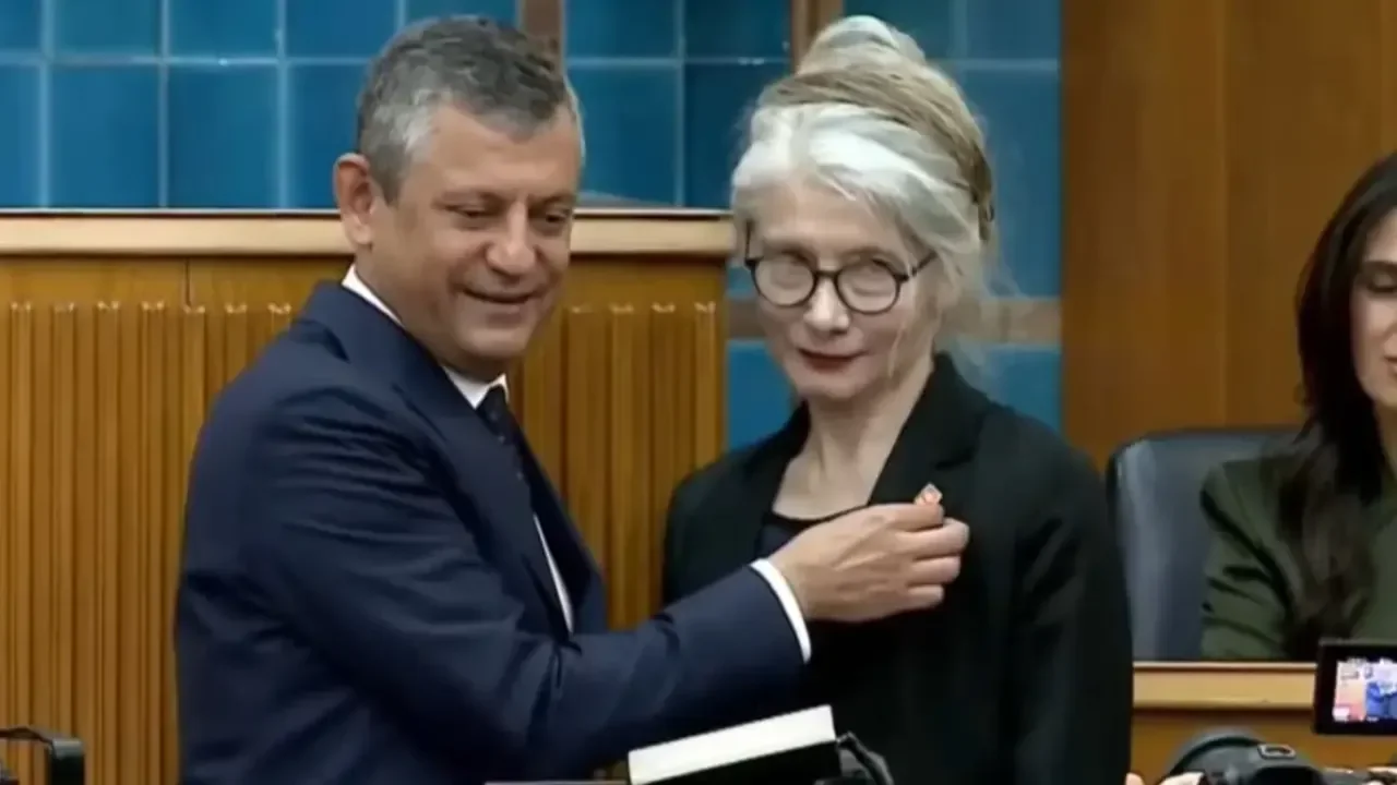 Emine Ülker Tarhan, CHP'ye döndü: 'Mazot 80 lira olmuş, duydum geldim'