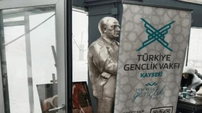 Erciyes’te Atatürk heykelinin önüne TÜGVA afişi konuldu