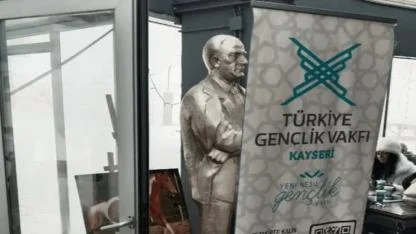 Erciyes’te Atatürk heykelinin önüne TÜGVA afişi konuldu