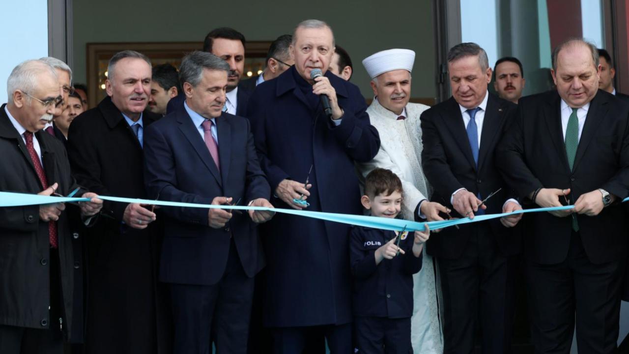 Erdoğan: Birileri bizi ruh köklerimizden koparmak istese de milli ve manevi kimliğimize sahip çıkmaya devam edeceğiz