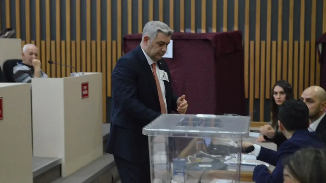 Görevden uzaklaştırılan Tanju Özcan’ın yerine yeni başkanvekili seçildi