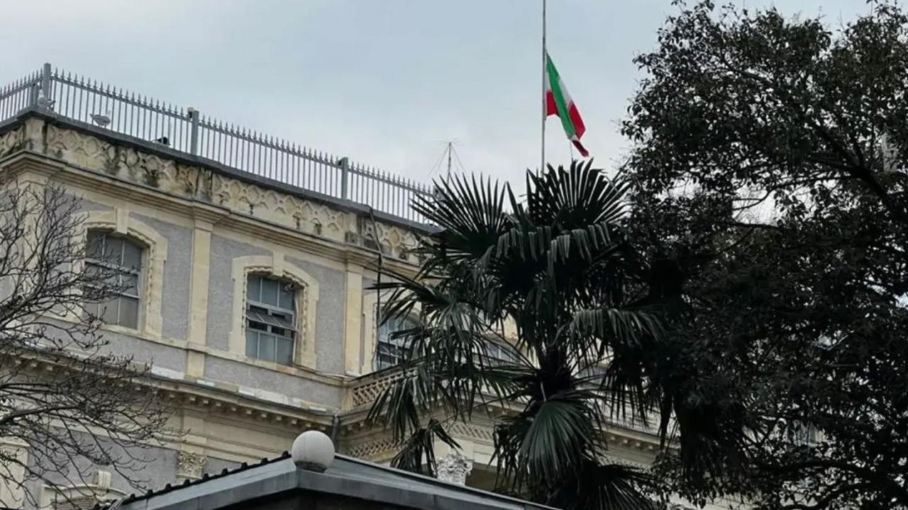 Hamaney'in ölümü sonrası İran'ın İstanbul Başkonsolosluğu'nda bayraklar yarıya indirildi