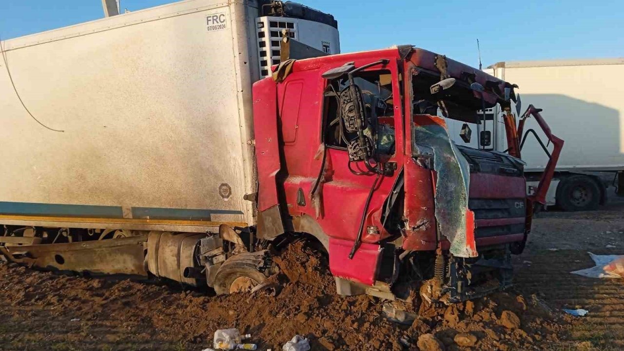 İran’da yeri delen füzenin şarapnel parçasının isabet etmesiyle genç şoföre mezar olan tırın görüntüsü ortaya çıktı