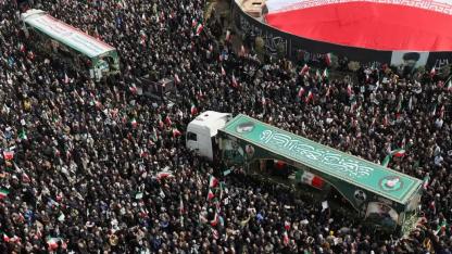 İranlı komutanlara gövde gösterisi gibi cenaze! Tırlarla getirdiler, 'Devrim' meydanı doldu taştı