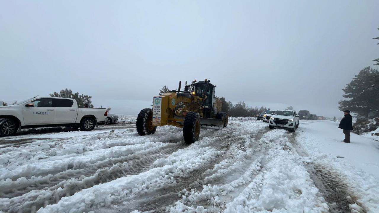 Manisa Büyükşehir Belediyesinden Spil Dağı’nda Kar Mesaisi