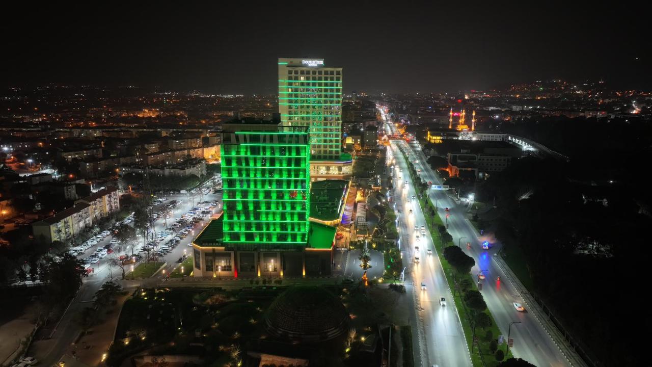 Manisa Büyükşehir Belediyesinden Tıp Bayramı’na Özel Işıklandırma