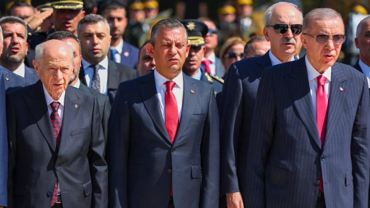 Özgür Özel bu yıl da Erdoğan'la bayramlaşmadı; Bahçeli dahil tüm liderlere bayram telefonu