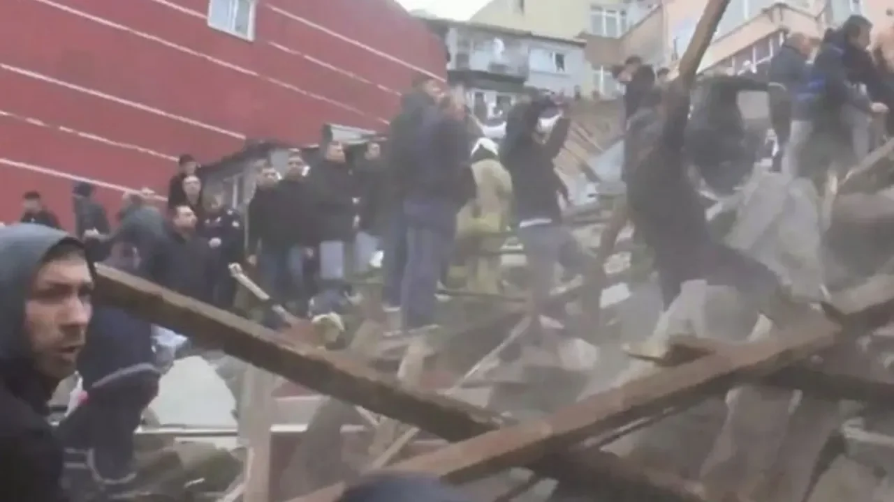 İstanbul Fatih'te 2 bina çöktü! Valilikten ilk açıklama geldi