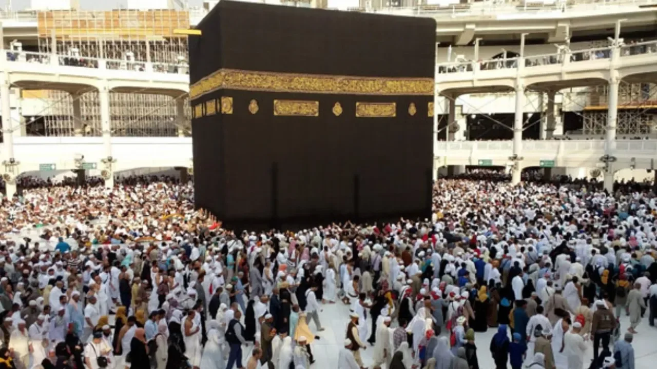 Umre yolcuları birbirine girdi