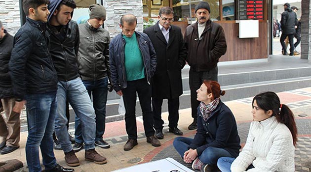 Eylemci Öğretmenin Oturduğu Yeri Islattı!