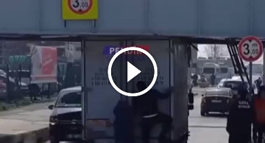 Üst geçide sıkışan araca müdahale eden vatandaşlar izleyenleri güldürdü