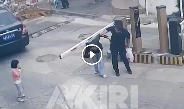 Güvenlik bariyerinin eşinin üstüne düştüğünü gören adam bariyeri parçaladı