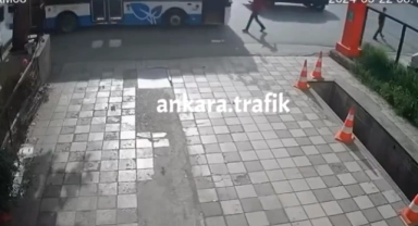 Ankara'da otobüs ile yaya kafa kafaya çarpıştı