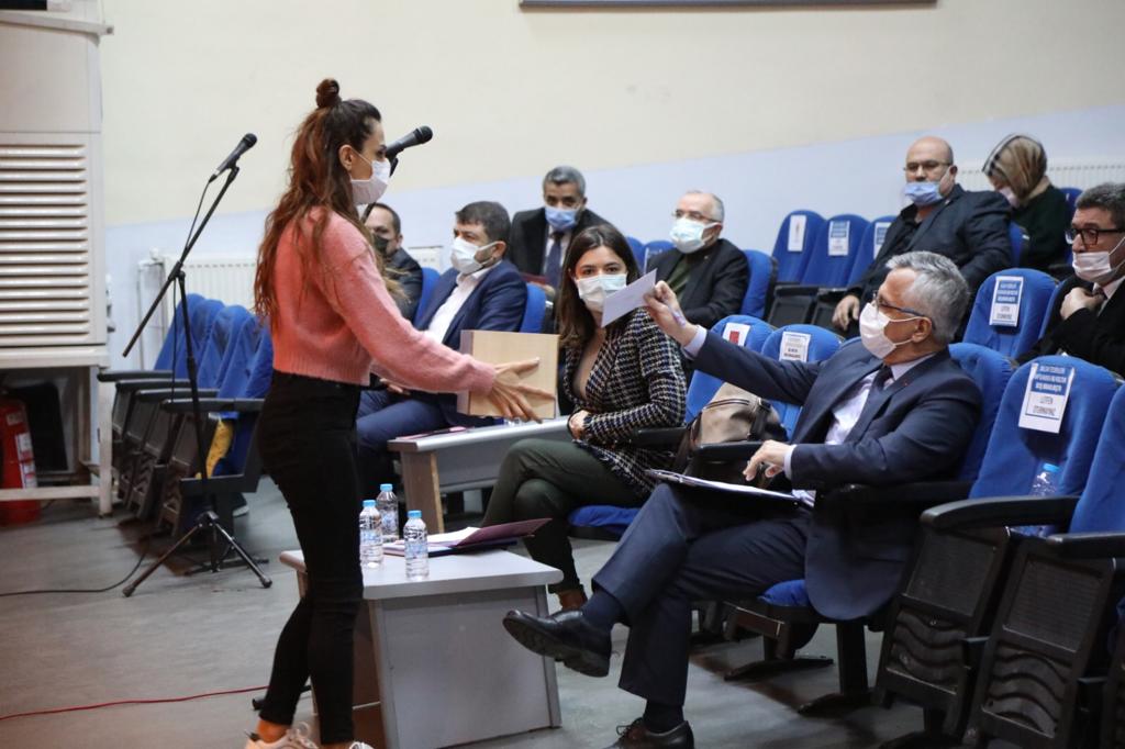 Gaziemir Belediye Meclisi’nde CHP’li üyeler grup kararına uymadı