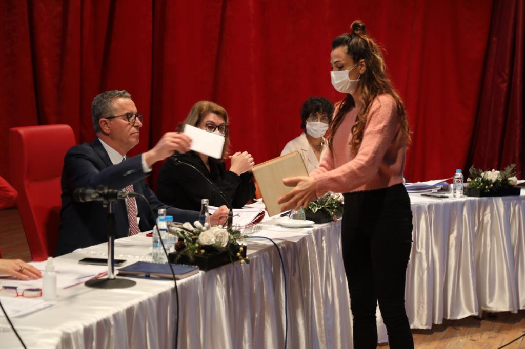 Gaziemir Belediye Meclisi’nde CHP’li üyeler grup kararına uymadı