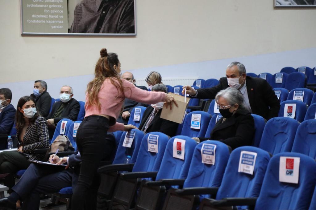 Gaziemir Belediye Meclisi’nde CHP’li üyeler grup kararına uymadı